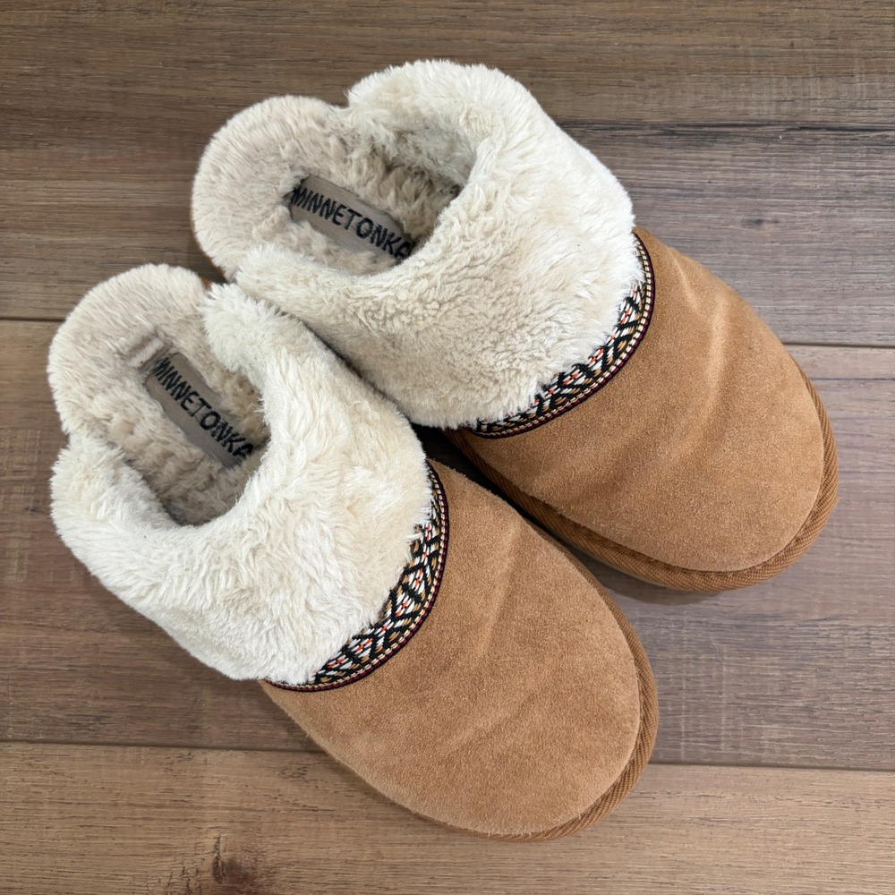 Minnetonka Corie Womens Tan Suede Faux Fur Lined Scuff Slippers Size 10M